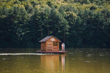 sevgi dolu çift park yürüyüş