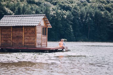sevgi dolu çift park yürüyüş