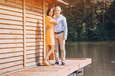 sevgi dolu çift park yürüyüş