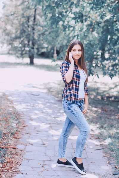 Young beautiful girl walking park — Stock Photo, Image