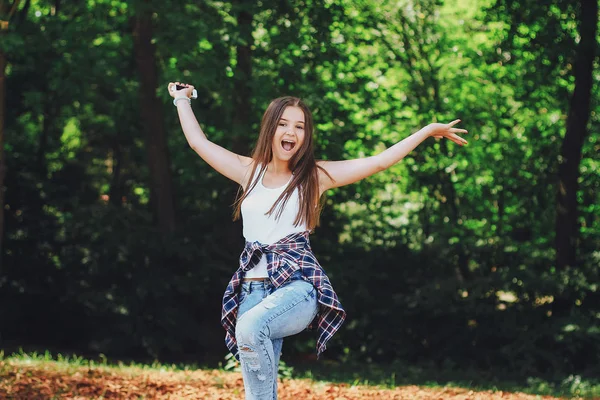 Jovem linda menina andando parque — Fotografia de Stock