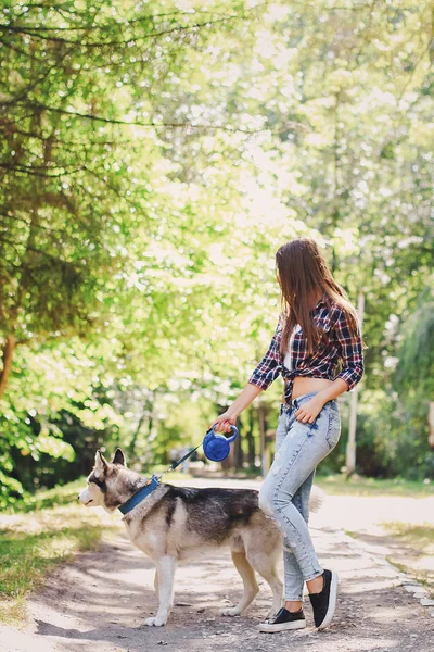 Ung vacker flicka promenadpark — Stockfoto