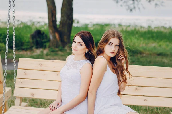 Duas meninas descansando na praia — Fotografia de Stock