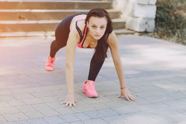 Chica deportiva en parque —  Fotos de Stock