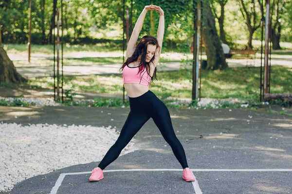 Chica deportiva en parque —  Fotos de Stock