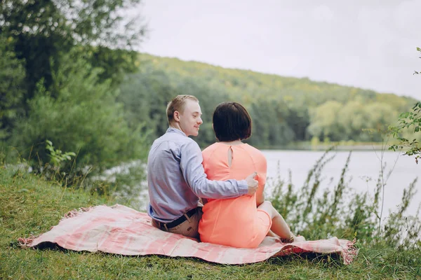 sevgi dolu çift park yürüyüş