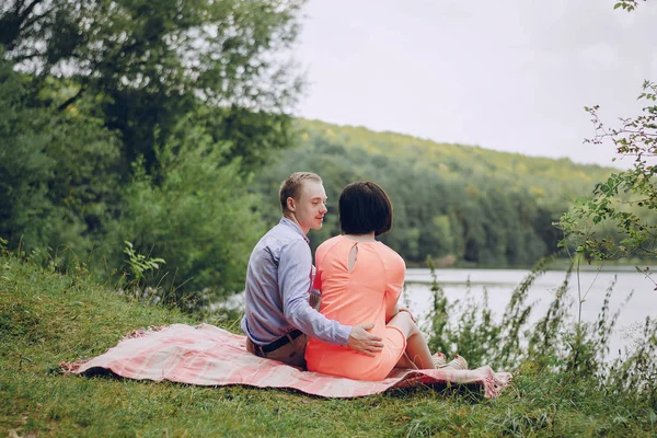 sevgi dolu çift park yürüyüş