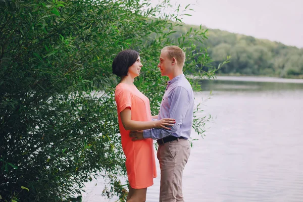 sevgi dolu çift park yürüyüş