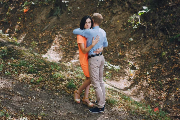 sevgi dolu çift park yürüyüş