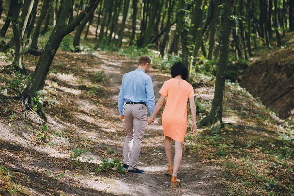 Älskande par promenader park — Stockfoto