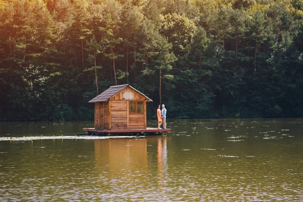 sevgi dolu çift park yürüyüş