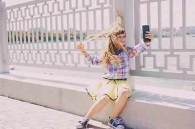 Yürüyüşe çıkmış bir kız