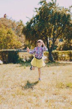 Yürüyüşe çıkmış bir kız