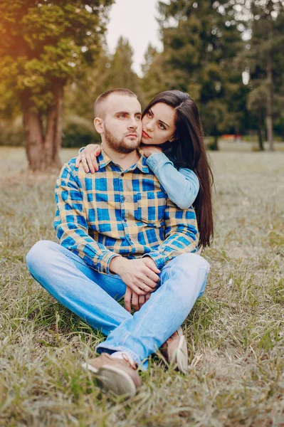 História de amor ao ar livre — Fotografia de Stock