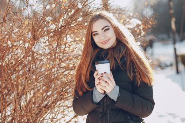 Kız bir kış şehirde yürüyüş