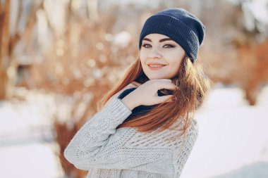 Kız bir kış şehirde yürüyüş