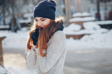 Kız bir kış şehirde yürüyüş