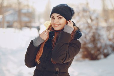 Kız bir kış şehirde yürüyüş