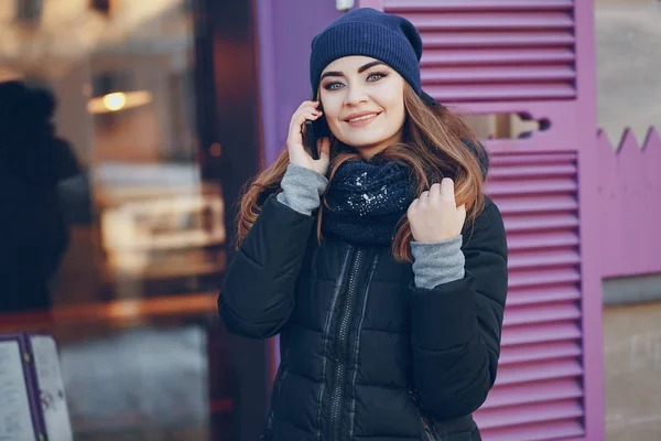 Flicka som promenader i en vinter stad — Stockfoto