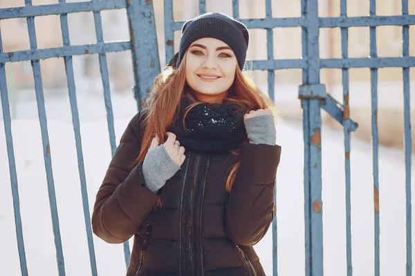 겨울 도시에 걷는 여자 — 스톡 사진