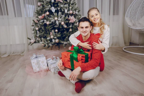 Liebespaar schmückt Weihnachtsbaum — Stockfoto