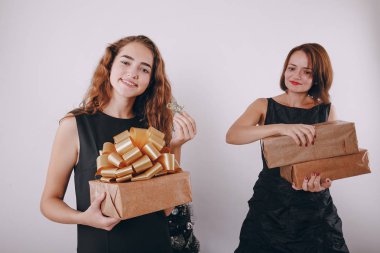 Anne ve kızı Noel ağacı süsleme