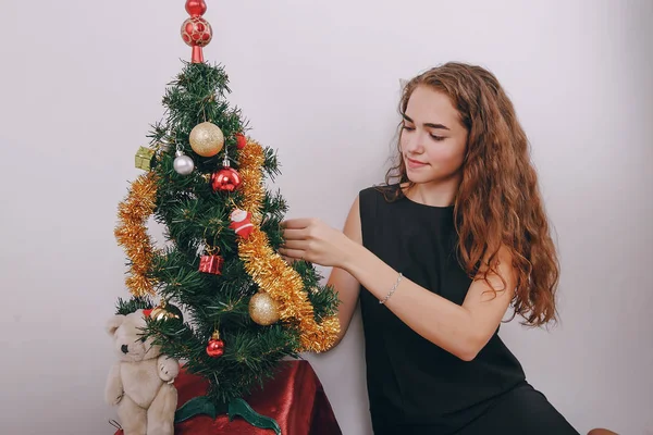 Mãe e filha decoração árvore de Natal — Fotografia de Stock