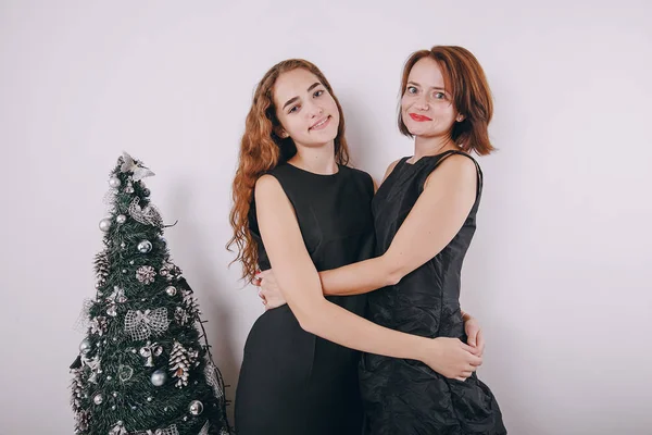 Maman et fille décorant l'arbre de Noël — Photo