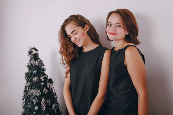 Maman et fille décorant l'arbre de Noël — Photo