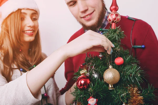 Couple aimant décoration arbre de Noël — Photo