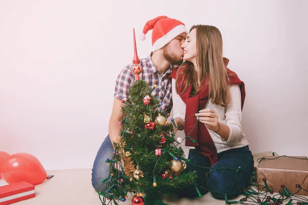 사랑 하는 커플 크리스마스 트리 장식 — 스톡 사진