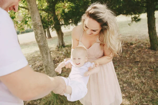 Familia feliz HD — Foto de Stock