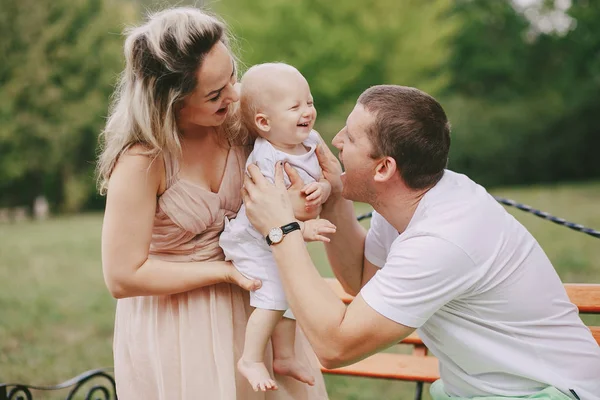 Familia feliz HD — Foto de Stock