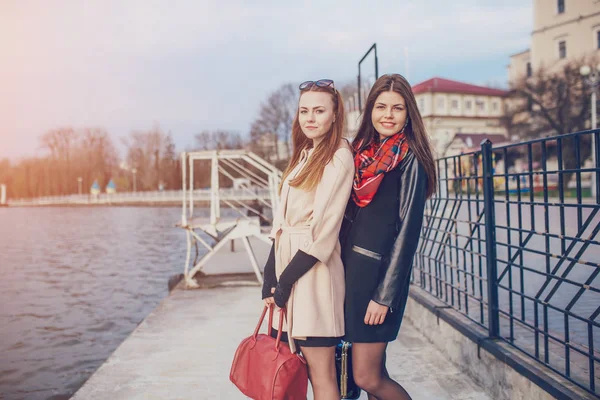 Chicas bonitas en un paseo —  Fotos de Stock