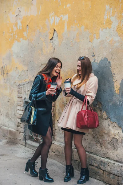 Mooie meisjes op een wandeling — Stockfoto