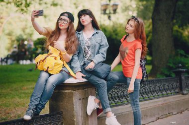 Üç genç kız içinde yürümek