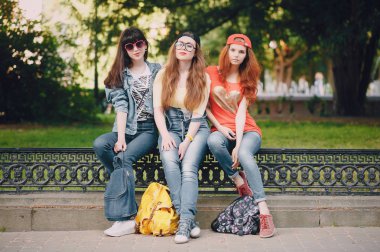 Üç genç kız Parkta yürümek