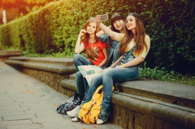 Üç genç kız Parkta yürümek