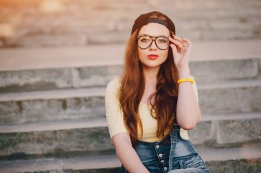 Üç genç kız Parkta yürümek