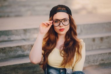 Üç genç kız Parkta yürümek