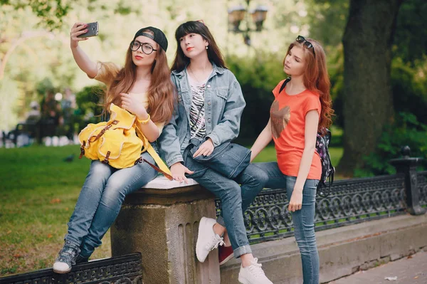 Üç genç kız içinde yürümek