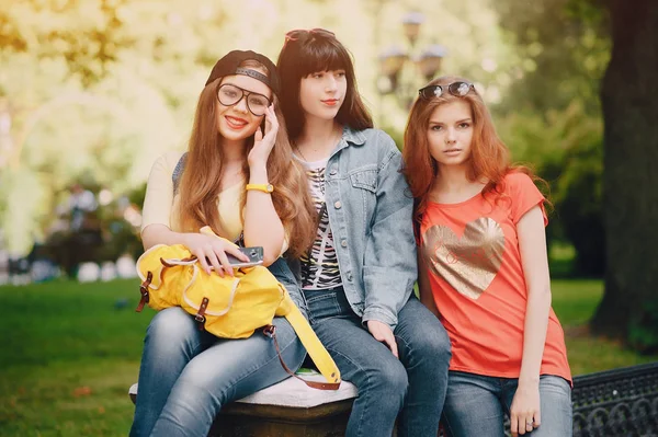 Three young girls walking in the park — Stock Photo, Image