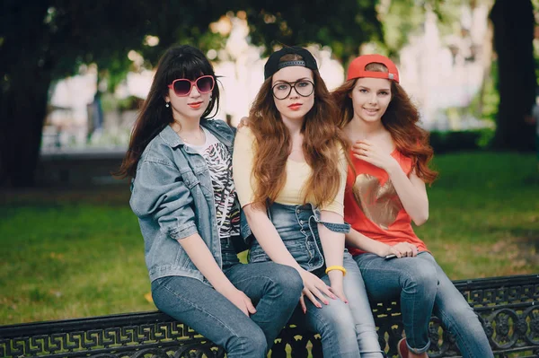 Tres chicas jóvenes caminando en el parque — Foto de Stock