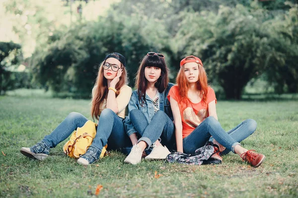 Három fiatal lány séta a parkban — Stock Fotó