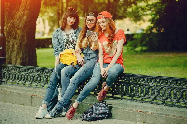 Троє молодих дівчат, що гуляють у парку — стокове фото