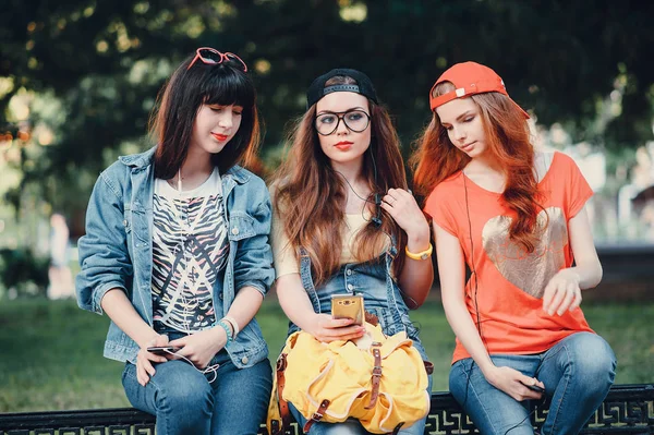 Üç genç kız Parkta yürümek