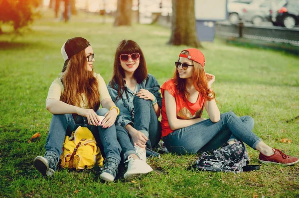 Drie jonge meisjes lopen in het park — Stockfoto