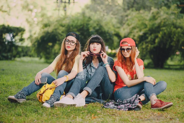 Trzy młode dziewczyny spacerujące po parku — Zdjęcie stockowe