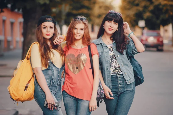 Drie jonge meisjes lopen in het park — Stockfoto