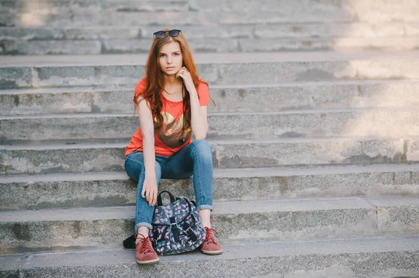 Tres chicas jóvenes caminando en el parque —  Fotos de Stock